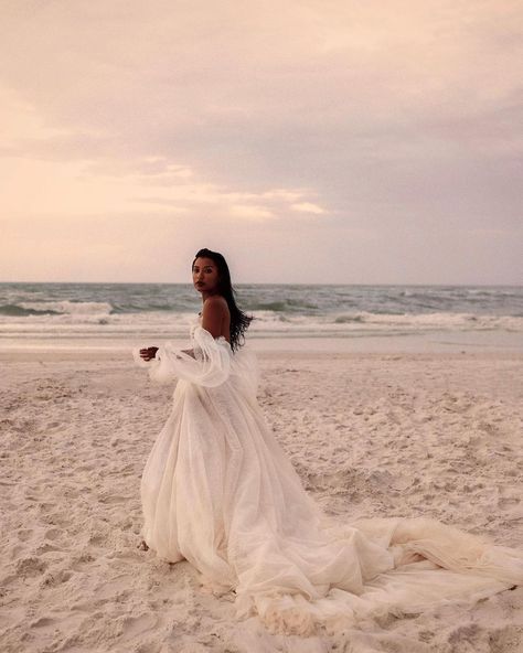 Wedding Dress In Ocean, Small Beach Wedding Dress, Beachy Wedding Dress Boho, Coastal Wedding Dress, Beachy Wedding Dress, Surf Wedding, Sun Wedding, Bridal Era, Wedding Ocean