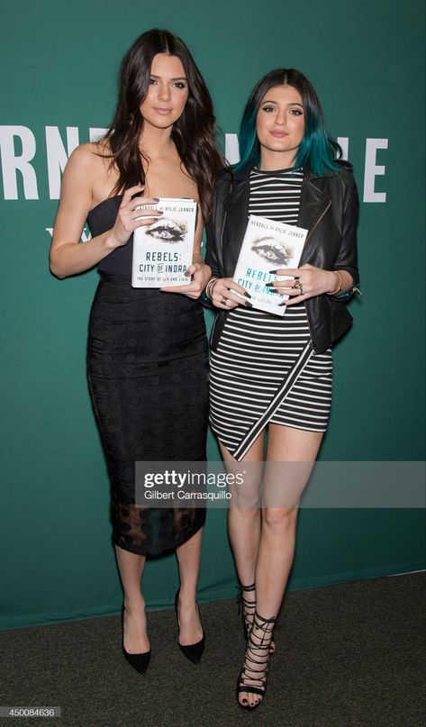 NEW YORK, NY - JUNE 04: Kendall Jenner and Kylie Jenner sign copies of "Rebels: City Of Indra : The Story of Lex And Livia" at Barnes & Noble Union Square on June 4, 2014 in New York City. (Photo by Gilbert Carrasquillo/FilmMagic) Kylie Jenner Hair Color, Jenner Hair, Kylie Jenner Hair, Trajes Kylie Jenner, Miranda Kerr Style, Kenny Rogers, King Kylie, Union Square, Kendall And Kylie Jenner