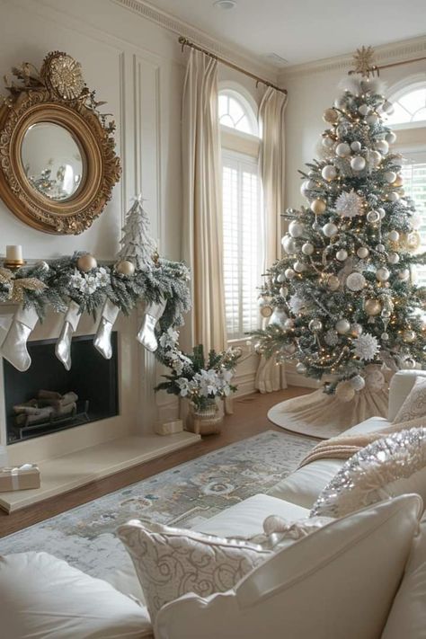 Cozy Chic Christmas Decor, Cream And Tan Christmas Decor, Cream Color Christmas Decor, Beige Christmas Decorations, White And Beige Christmas Decor, Christmas Decor Ideas Elegant, Gold And White Christmas Decorations, Simple Neutral Christmas Decor, White And Gold Christmas Aesthetic