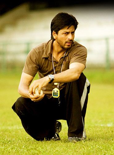 Shahrukh Khan in Chak De India (2007) - 100 Years of Indian Cinema Shahrukh Khan Hairstyle, Chakde India, Chak De India, Dhyan Chand, Bollywood Wallpaper, Kabir Khan, Srk Movies, Hairstyle Tips, Dramatic Style