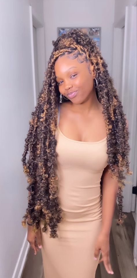 Waist Length Faux Locs, Butterfly Locs Waist Length, Butterfly Locs With Curls, Locs With Curls, Butterfly Locs, Quick Natural Hair Styles, Pretty Braided Hairstyles, Natural Hair Updo, Hair Updo