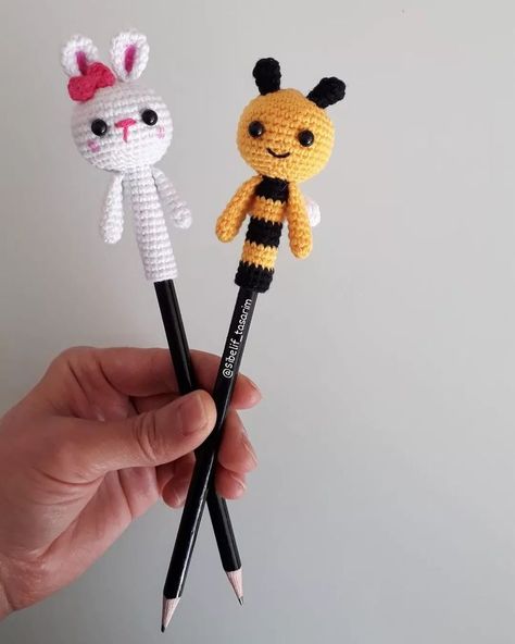 Pencil Topper Crafts, Crochet Pencil, Crochet Keychains, Crochet Backpack Pattern, Beginner Crochet Tutorial, Crochet Backpack, Crochet Keychain Pattern, Pola Amigurumi, Stylish Crochet