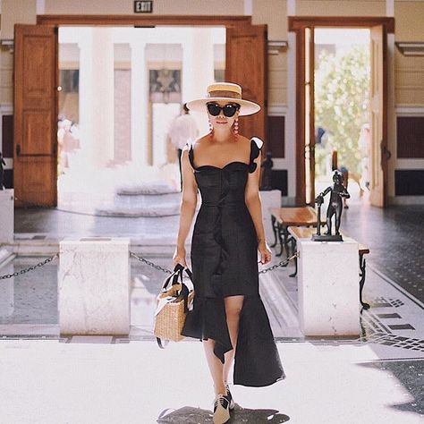 Villa Outfit, Malibu Outfit, Visor Outfit, Travel Los Angeles, Museum Outfit, Getty Villa, Ombre Earrings, Family Weekend, Bag Chanel