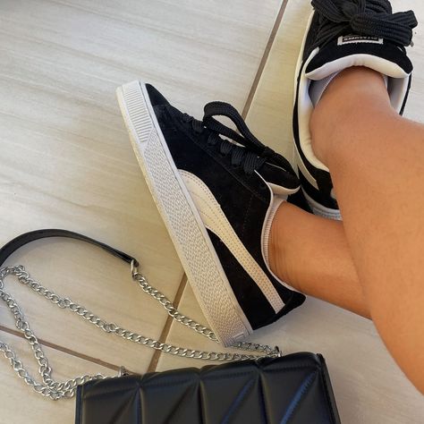 Puma Suede XL 🖤✨ Seu novo tênis preferido está aqui na Birds 💛 Para você que busca acabamentos impecáveis e muito conforto 😮‍💨 Forma normal disponível do 34 ao 43 (UNIDADES LIMITADAS) Frete Grátis para regiões selecionadas Para comprar o seu e receber em poucos dias é só acessar nosso site •www.birdshoes.com.br• (link na bio) 🫶🏼 #pumasuede #tenispuma #tenisfeminino #teniscasual #inspofashion #inspostyle #birdshoes #tenis #tenispreto Puma Suede, Birds, Closet, Quick Saves