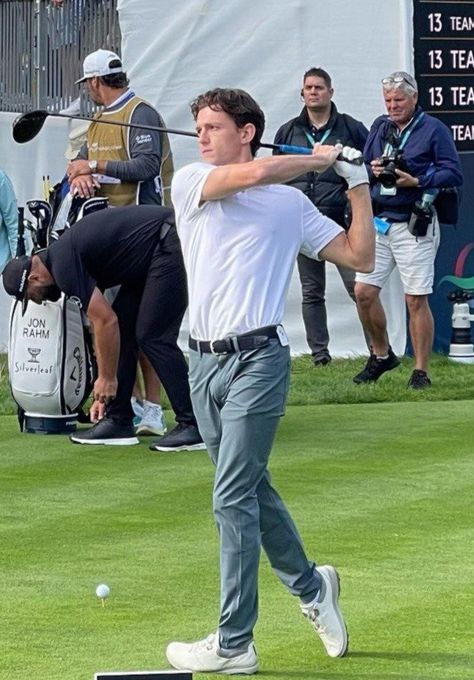 Tom Holland Golf, Tommy Holland, Tom Holland Zendaya, Tom Holland Spiderman, Famous Men, Jenna Ortega, Peter Parker, Golf Outfit