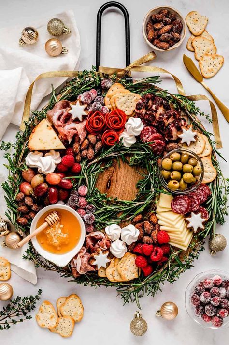 25 Thanksgiving and Christmas Charcuterie Board Ideas for a Party - Top Moms Ideas Christmas Tapas Ideas, Christmas Dinner Charcuterie Board, Christmas Wreath Charcuterie Board, Christmas Wreath Charcuterie, Wreath Charcuterie Board, Board Snacks, Wreath Charcuterie, Brunch Boards, Christmas Charcuterie Boards