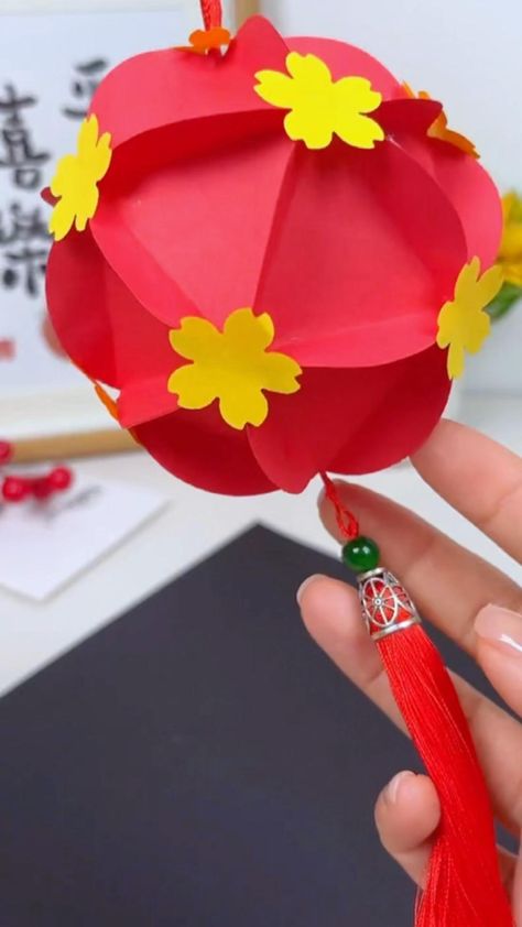 Tet Crafts For Kids, Paper Craft Decoration Ideas, Vesak Lantern Ideas, မီးပုံး Craft, Origami Lantern, Deur Sticker, Flower Crafts Kids, Chinese Crafts, Lantern Craft