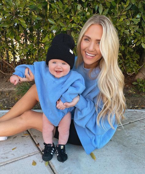 591k Likes, 1,865 Comments - Savannah Rose LaBrant (@sav.labrant) on Instagram: “The secrets out... Zealand is my favorite son.” Savanna Labrant, Nursing Photography, Sav Labrant, Savannah Labrant, Sav And Cole, Savannah Rose, Cole And Savannah, Labrant Fam, Family Picture Poses