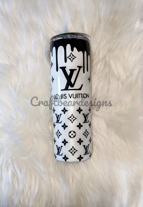 Tumble Cups Ideas, Gucci Tumbler Cup, Louis Vuitton Cup, Designer Tumbler Cups, Designer Cups, Drip Tumbler Ideas, Gray Tumbler Ideas, Lv Tumbler Cup, Chanel Tumbler Cup