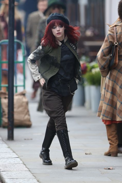 The timeline will have "punk rock" vibes and will be set in 1970s London as previously revealed by Stone. Cruella Movie, 1970s London, Rock Vibes, Cruella Deville, Emma Thompson, Movies Outfit, Emma Stone, Alternative Outfits, Fashion Fits