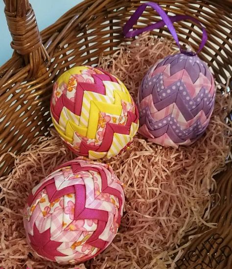 Fabric Baubles, Fabric Easter Eggs, Diy Quilted Christmas Ornaments, Quilted Egg, Easter Egg Fabric, Fabric Eggs, Beaded Eggs, Folded Star, Quilting Digest