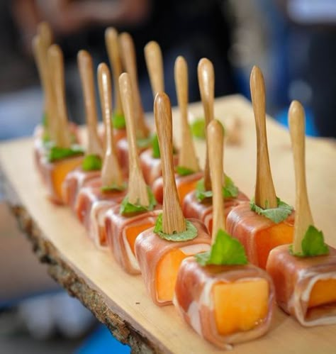 Mini Aperitivos, Mini Antipasti, Baby Shower Appetizers, Canapes Faciles, Wedding Finger Foods, Shower Appetizers, Diy Wedding Food, Spring Appetizers, Wedding Food Stations