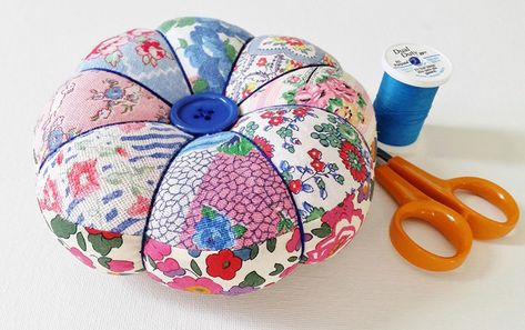 Diy Pincushion, Diy Pin Cushion, Pincushion Tutorial, Pin Cushions Patterns, Scrap Fabric Projects, Feedsack Fabric, Small Sewing Projects, Sewing Items, Free Quilting