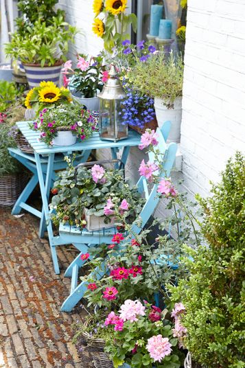 Paint Garden Furniture, Cottage Garden Furniture, Painting Garden Furniture, Colourful Garden Furniture, Painted Garden Walls, Colourful Garden Ideas, Sunroom Greenhouse, Painted Garden Furniture, Garden Transformation