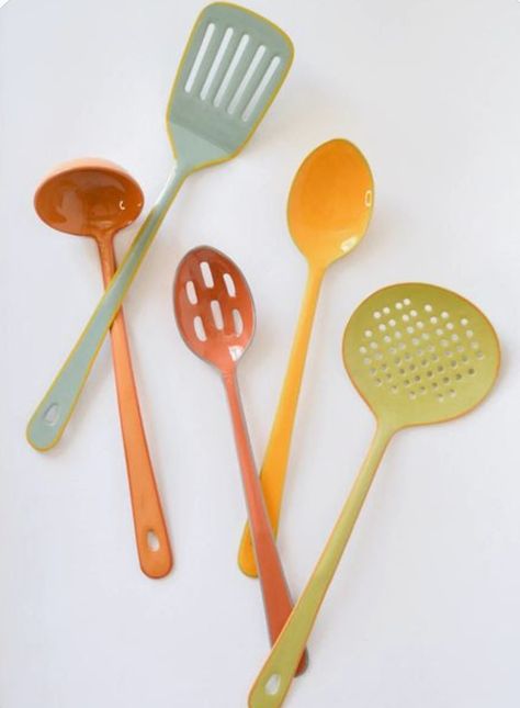 Funky Kitchen Utensils, Colorful Kitchen Utensils, Funky Kitchen Decor, Cute Kitchen Utensils, Colorful Kitchen Appliances, Bungalow Kitchen, Colorful Kitchen Decor, Colorful Dishes, House Accessories