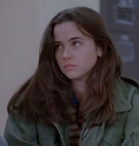 Lindsay Weir, Linda Cardellini, Retro Fashion Outfits, Photo Prompts, Freaks And Geeks, Danielle Campbell, Boy Hairstyles, Girl Falling, Pretty Hairstyles