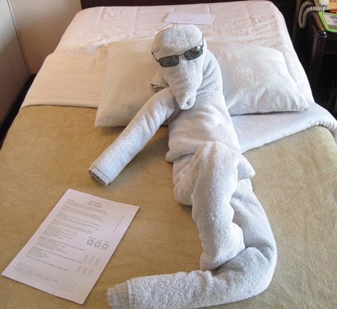 A funny and entertaining human shaped towel origami design. This is a good way to provide humor in your design and the shades adds to the comedic effect. Origami Towel Folding, Towel Folding Ideas, Elephant Towel, Washcloth Animals, Towel Origami, Washcloth Crafts, Towel Folding, Towel Art, Fun Towels