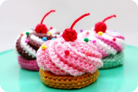 Video Tutorial & Free Pattern: Swirly Cupcake Hair Clips | Twinkie Chan Blog Crochet Sweets, Crochet Cupcakes, Cupcake Toy, Twinkie Chan, Crochet Cupcake, Cupcake Tutorial, Crochet Owls, Crochet Granny Square Afghan, Accessories Crochet