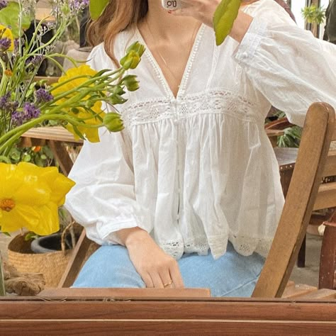 Grandma Outfit Aesthetic, Camisa Blanca Outfit, Simple College Outfits, Grandma Outfit, Laufey Concert, Tops For Jeans, Feminine Tops, Fall Thrift, Short Blouse