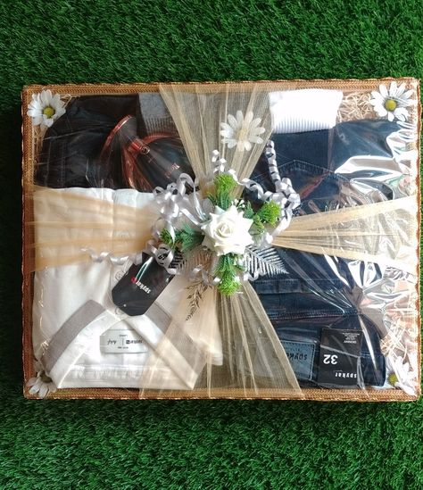 Eidi Basket For Groom, Men Clothes Packing Ideas For Gift, Pant Shirt Packing Ideas For Wedding, Groom Basket Ideas, Packing Ideas For Wedding Men, Engagement Packing Ideas For Groom, Gift Packing Ideas For Men, Wedding Gift Pack Grooms, Hamper Decoration