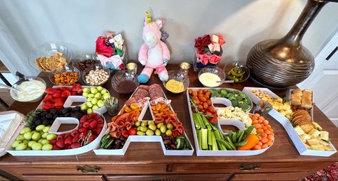 Baby Shower Brunch Charcuterie Board, Baby Shower Cheese Board, Charcuterie Board Baby Shower Ideas, Baby Charcuterie Board, Baby Shower Charcuterie Board Ideas, Gender Reveal Brunch, Baby Shower Menu Ideas, Baby Shower Charcuterie Board, Baby Shower Charcuterie