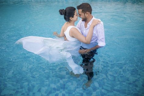 Swimming Pool Couple Shoot, Pool Prenup Ideas, Swimming Pose, Swimming Pool Wedding, Pool Shoot, Saree Function, Party Couple, Lake Photoshoot, Pool Poses