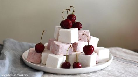 Healthy Marshmallows (Less Sweet More Flavor!) - Berries & Barnacles Savory Marshmallow Recipe, Healthy Marshmallow Recipe, Healthy Marshmallows, Marshmallow Recipe, Flavored Marshmallows, Recipes With Marshmallows, Tea Juice, Candy Recipes Homemade, Cold Desserts