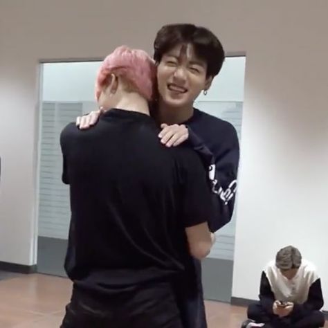 yas⁷ on Twitter: "look at jungkook’s hands on jimin’s shoulders and the smile.. goodbye… " Fan Fiction, Jimin Jungkook, Bts Bangtan Boy, Bts Boys, Foto Bts, Bts Photo, Bts Pictures, Jung Hoseok, Kim Seokjin