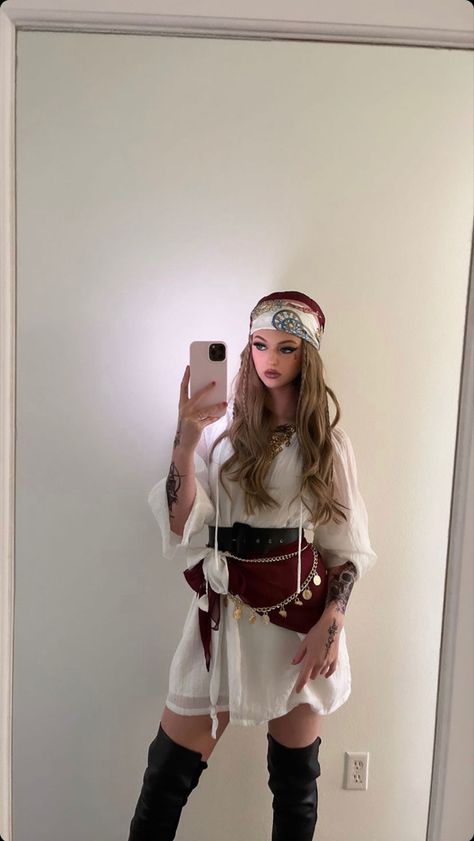 Pirate Halloween Costume, Hot Halloween Outfits, Pirate Halloween Costumes, Pirate Outfit, Pretty Halloween Costumes, Pirate Halloween, Holloween Costume, Cute Couple Halloween Costumes, Halloween Party Outfits