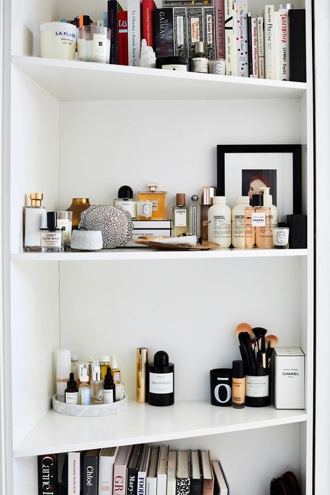 Peek Inside the Home of Graphic Designer Talisa Sutton | domino Perfume Display On Dresser, Makeup Dresser, Koleksi Parfum, Penyimpanan Makeup, Perfume Organizer, White Sheet Set, Dresser Table, Organizer Ideas, Deco Studio