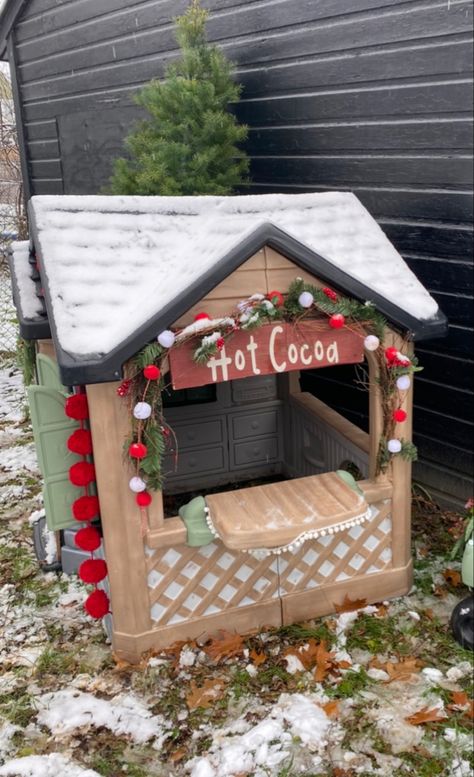 Christmas Play House Diy, Gingerbread Play House, Gingerbread House Playhouse, Christmas Playhouse Decoration, Gingerbread House Out Of Playhouse, Santa’s Workshop Parade Float, Little Tykes Playhouse Gingerbread House, Santa’s Workshop Design, Christmas Playhouse