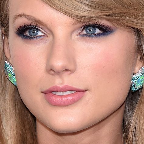 Taylor Swift Eye Makeup, Taylor Swift Eyes, Taylor Swift Blue, Pale Pink Lipstick, Taylor Swift Makeup, Whimsical Hair, Taylor Swift Costume, Gold Lipstick, Steal Her Style