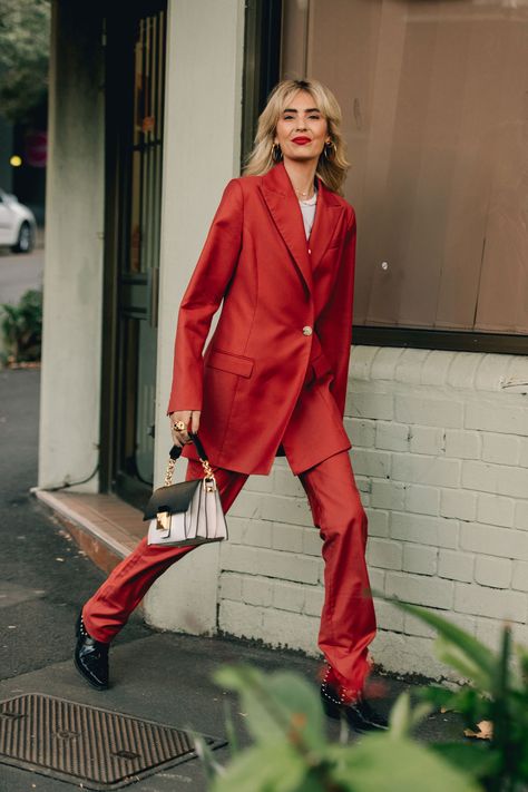 Brown Edit, Sydney Fashion Week, Sydney Fashion, Red Street, Moda Paris, Professional Wardrobe, Winter Outfit Inspiration, Red Suit, Street Style Trends