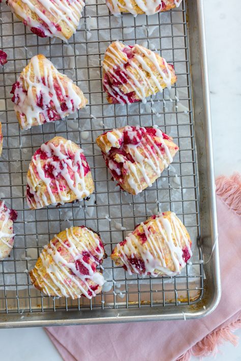 Raspberry Lemon Scones, Lemon Raspberry Madeleines, Rasberry Scones, Berry Scones, Raspberry Scones, Lemon Scones, Scones Recipe Easy, Lemon Icing, Raspberry Recipes