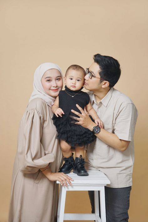 Family Potrait Pose, Self Photo Studio, Self Foto, Self Studio, Indoor Family Photos, Family Photo Studio, Family Potrait, First Family Photos, Big Family Photos