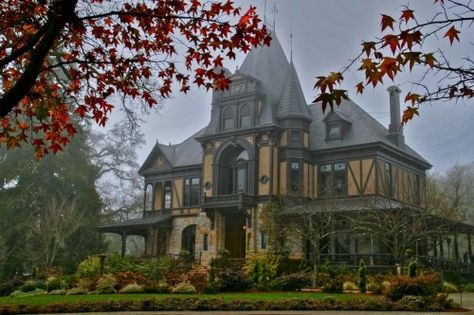 Architecture Cool, Gothic Mansion, Victorian Style House, Decor Hallway, Victorian Style Homes, Old Mansions, Horror Decor, Victorian Mansions, Casa Vintage