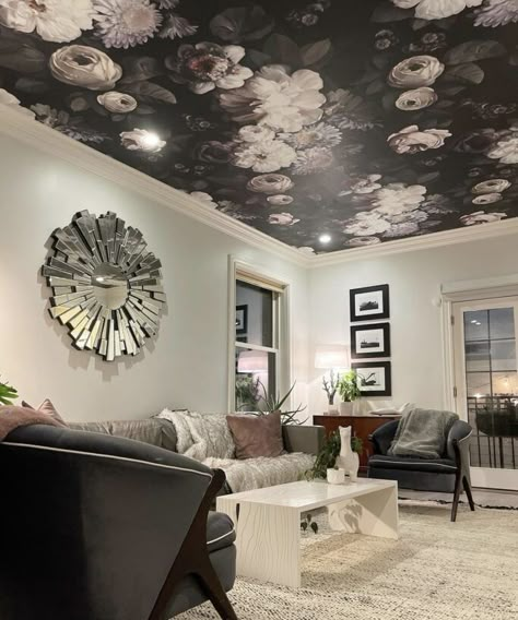 Offices With Wallpaper, Black Walls Wallpaper Ceiling, Dark Ceiling Wallpaper, Wallpaper On Ceiling Office, Wallpaper Ceiling Living Room, Wallpaper Ceiling Office, Wallpapered Ceilings Ideas, Ceiling Design Wallpaper, Ceiling Wallpaper Ideas Living Room