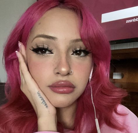 Pink Hair On Brown Skin Women, Pink Hair Pink Makeup, Pink Hair For Olive Skin, Light Pink Hair Tan Skin, Pink Hair Makeup Looks, Costumes For Pink Hair, Latina With Pink Hair, Red And Light Pink Hair, Burgundy Hair Makeup Looks