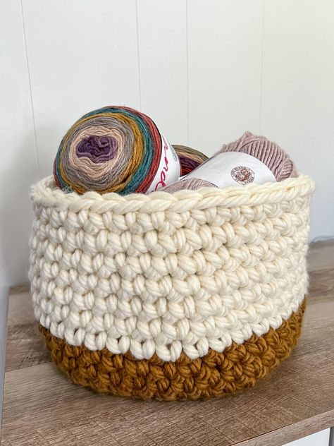 Free Chunky Single Crochet Basket Pattern and Tutorial Video Tutorial by Life Yarn Crochet Storage Baskets Free Pattern, Diy Crochet Basket, Easy Crochet Basket Pattern, Yarn Baskets, Bulky Yarn Patterns, Crochet Basket Tutorial, Chunky Yarn Crochet, Puff Stitch Crochet, Fast Crochet