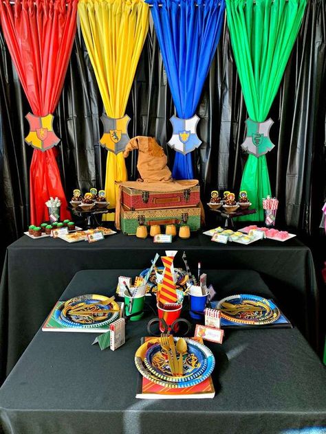 Harry potter food display for your birthday party decor. #harrypotterbirthdayfooddisplay Harry Potter Theme Birthday Party, Harry Potter Motto Party, Harry Potter Birthday Decorations, Harry Potter Weihnachten, Baby Harry Potter, Harry Potter Shower, Festa Power Rangers, Harry Potter Party Decorations, Harry Potter Day