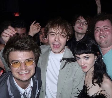 natalie dyer joe keery charlie heaton finn wolfhard Charlie Heaton, Joe Kerry, Stranger Things Premiere, Natalia Dyer, Stranger Things 3, Stranger Things Kids, Stranger Things Actors, Stranger Things Have Happened, Photographie Portrait Inspiration