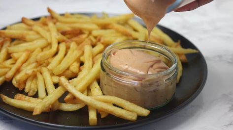 Campfire Sauce Recipe (Red Robin Copycat) | Recipes.net Campfire Sauce, Truffle Oil Recipes, Idaho Summer, French Fries Recipe, Brown Sauce, Fry Sauce, Summer Meals, Fries Recipe, Red Robin