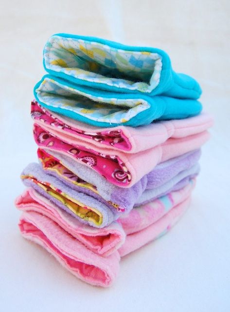 Fleece is such a great fabric to work with. Here are 30 fleece sewing projects to make (and a few no-sew projects too!) Pillows, blankets, scarves and more! Fleece Sewing Projects, Fleece Projects, Ikat Bag, Sewing Fleece, Beginner Sewing Projects Easy, Leftover Fabric, Fabric Baskets, Sewing Projects For Beginners, Sewing Skills