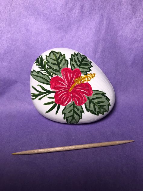 Hibiscus Hawaiian Painted Rocks, Rock Painting Flowers, Rock Painting Tutorial, Mandala Painted Rocks, Diy Rock Art, Painted Rock Animals, Rock Painting Ideas, Stone Art Painting, Hawaiian Art