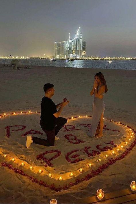 Proposal Ideas At Home, Proposal Ideas Simple, Unique Proposal Ideas, Proposal Ideas Beach, Wedding Proposal Ideas Engagement, Surprise Proposal Pictures, Cute Proposal Ideas, Hadiah Valentine, Couple Dps