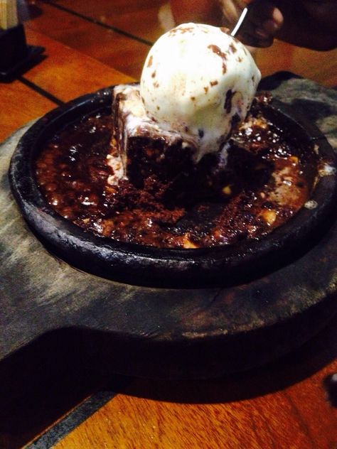 Oozing chocolate brownie with vanilla ice cream and chocolaty syrup#sizzles Sundae Very Vanilla, Sundae Vanilla, Sizzling Brownie With Ice Cream, Chocolate Brownie Sundae, Hot Fudge Sundae Brownie Cheesecake, Vanilla Ice, Chocolate Brownies, Vanilla Ice Cream, Syrup