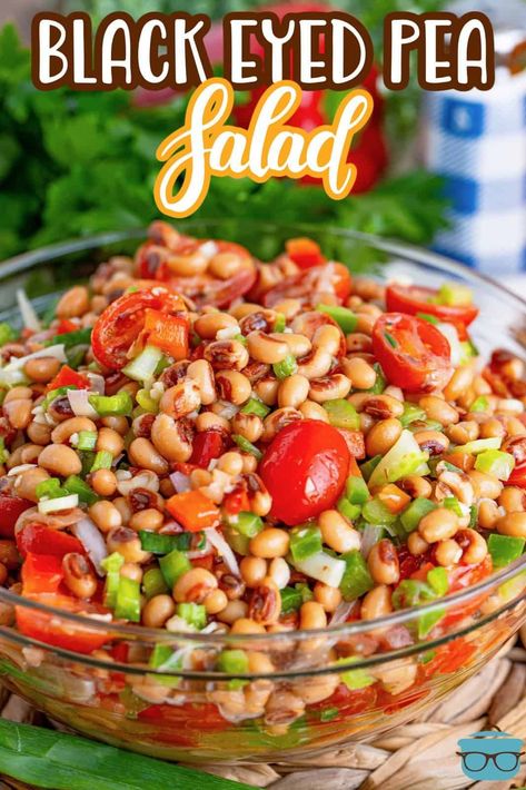 This Black Eyed Pea Salad is such a light but flavorful salad. Creamy black eyed peas and fresh veggies all tossed in a refreshing homemade vinaigrette! Blackeye Pea Salad, Black Eyed Pea Salad Recipe, Blackeyed Pea Salad, Black Eye Pea Salad, Cold Pea Salad, Black Eye Pea, Blackeyed Pea Recipes, Preschool Snack, Marinated Salad