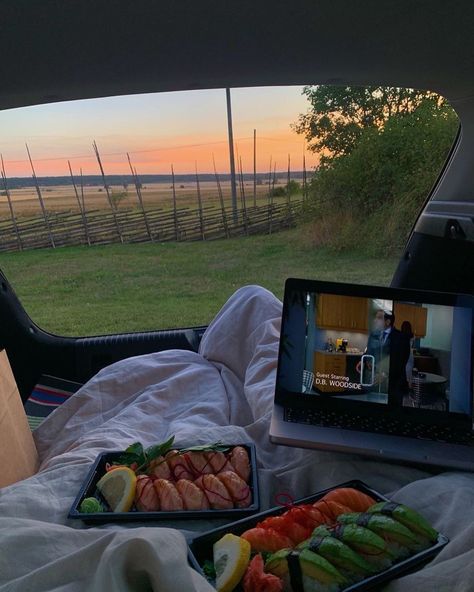 Beach Date Picnic, Travel Date Ideas, Summer Couple Date Ideas, Romantic Date Ideas Aesthetic, Indoor Picnic Aesthetic, Date Ideas Picnic, Picnic Dates Aesthetic, Car Picnic Ideas, Summer Ideas With Boyfriend