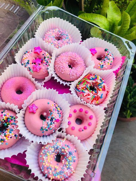 Diy Baby Shower Ideas, Donut Decorating Ideas, Menu Catering, Pink Cake Pops, Strawberry Treats, Donut Design, Food Business Ideas, Bakery Design Interior, Mini Doughnuts