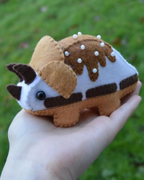 Daisy on Instagram: "S’mores Triceratops 🍫✨ - I added some details to the stegosaurus pattern from TypingWithTea to create this plush! I seriously love s’mores so much, whenever it’s a flavor I get it. I’m waiting for the s’mores blizzard at DQ 😢 - All orders are going to be packaged today and shipped out tomorrow!💕 - #handmade #homemadr #diy #sewing #plush #plushie #felt #feltart #art #fiberart #dinosaur #jurassic #jurassicworld #triceratops" Diy Stuffed Dinosaur, Broidery Ideas, Dino Plush Pattern, Felt Dinosaur Pattern, Dinosaur Plush Pattern, Sewing Plush, Felt Plushie, Florida Man, Toy Toy